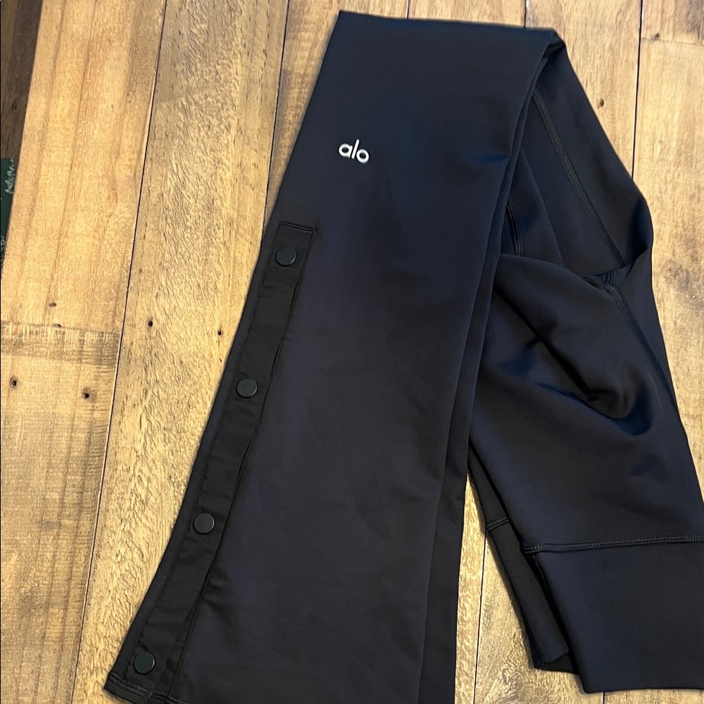 ALO Yoga women’s Black Leggings with Side Buttons. Never worn, bell bottom.